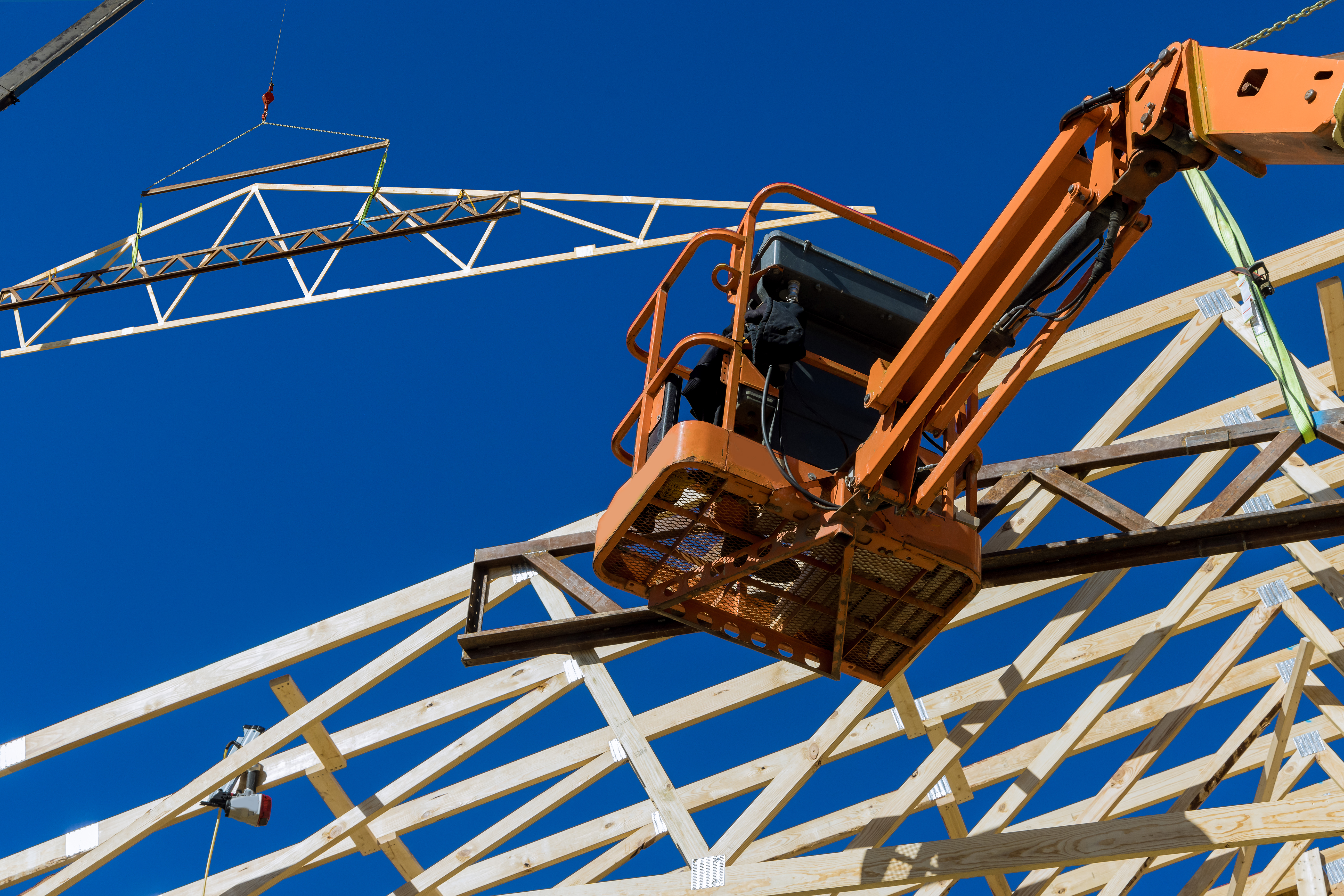 פתרונות הרמה לגובה רב מעל 30 מטר - מדריך מקצועי